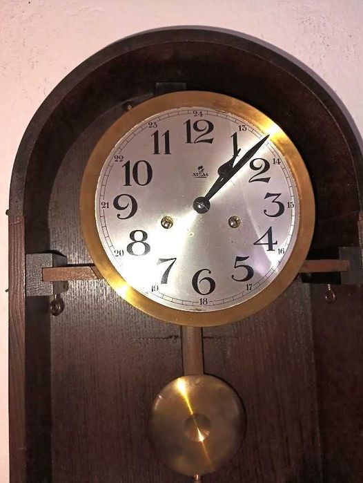 Stary zegar wiszący typu baba.