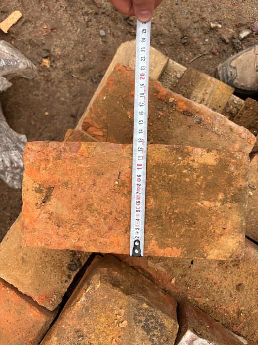 Cegła rozbiórkowa, czysta, twarda. Idealnie nadaje się do murowania.