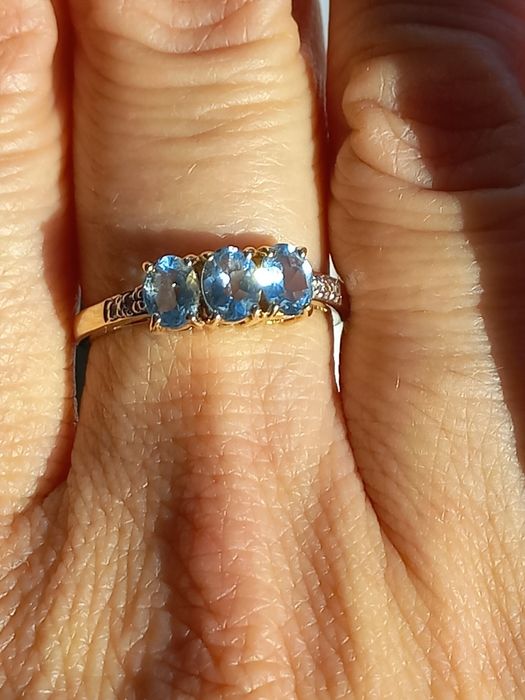 Złoty pierścionek z  akwamarynami i diamentami 1,82g