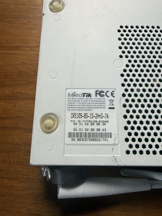 MikroTik CRS109-8G-1s-2hnd router switch