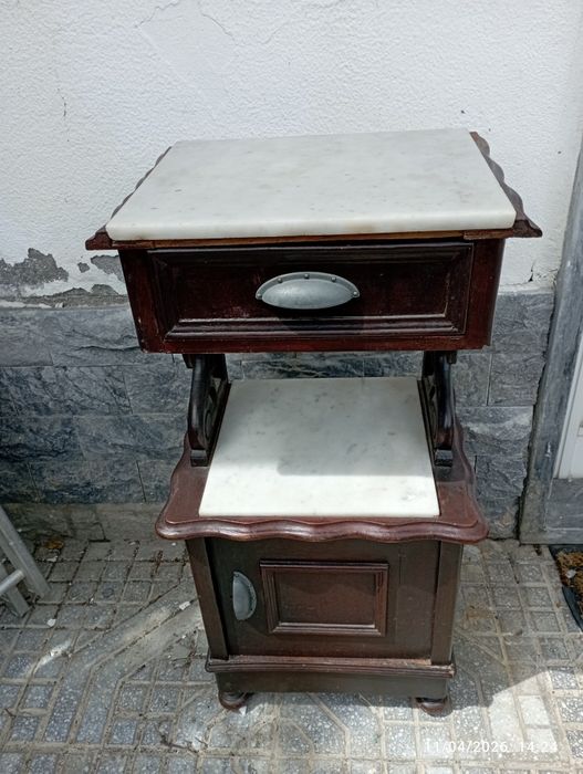 Moveis antigos , mais de 100 anos aparador e mesa de cabeceira