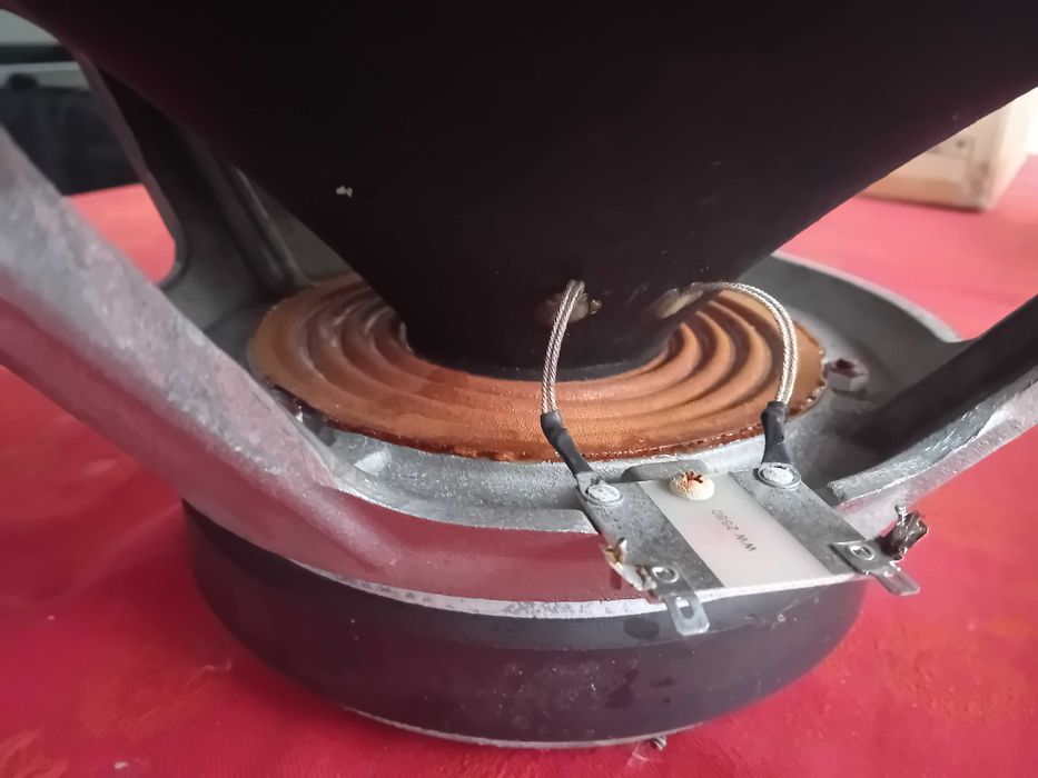 Alto-falantes de 18 polegadas.