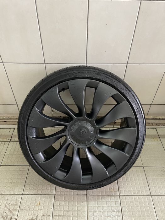 Tesla y perfomance 21 275/255/35/21