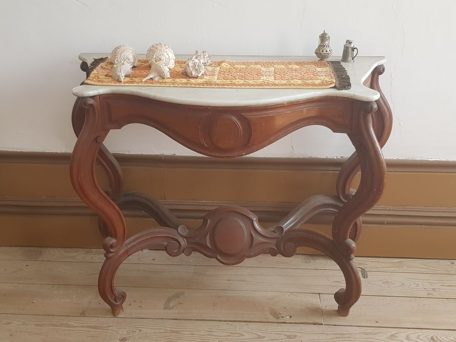 Móveis rústicos, credências, mesa e sofás