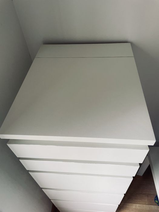 Cómoda com 6 gavetas e espelho.