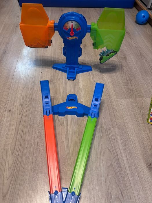 Ігровий набір «Шалена перевага» hot wheels в гарному стані, з двома машинками