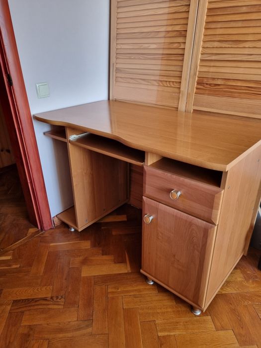 Комп'ютерний стіл