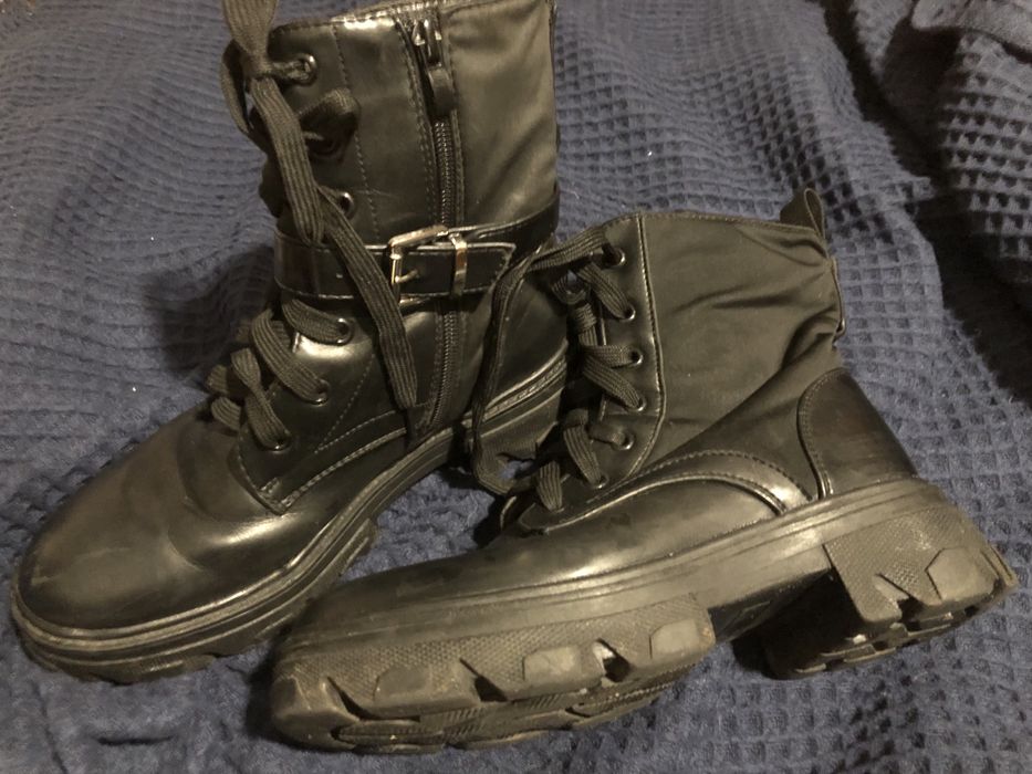 Botas com atacadores e fecho lateral