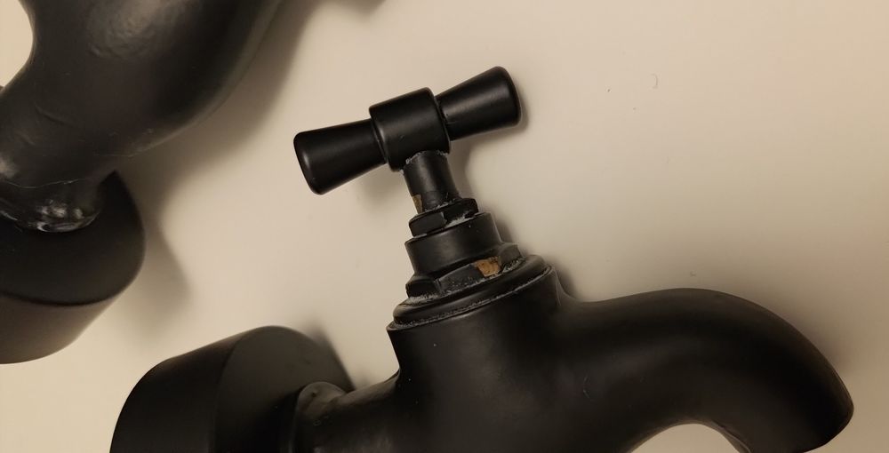 2 torneiras de parede em latão