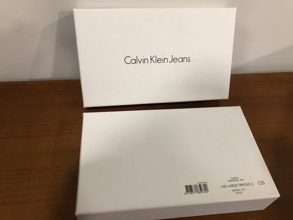Подарочная коробка Calvin Klein Jeans.