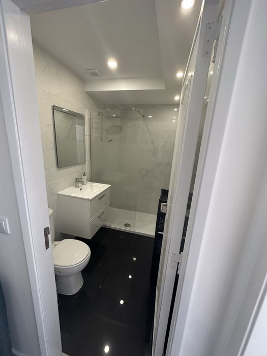 Quarto mobiliado p casal ou familiares c tv e frigorífico no quarto em São Brás Amadora