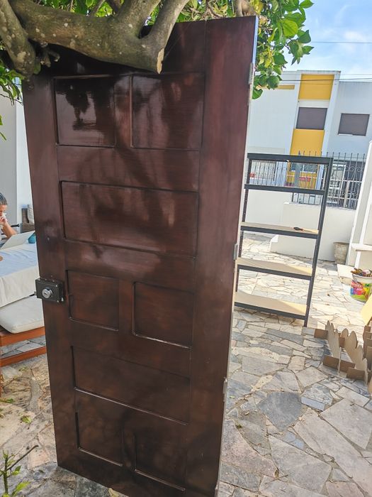 Porta de Madeira Maciça com Detalhes Clássicos