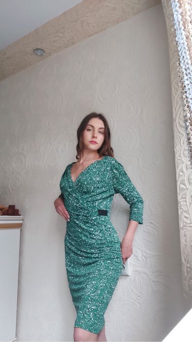 Сукня з декольте