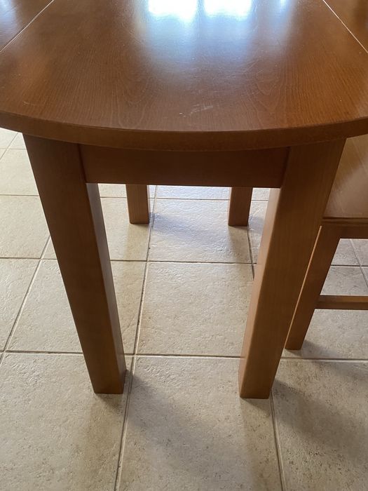 Mesa de cozinha e muito bom estado