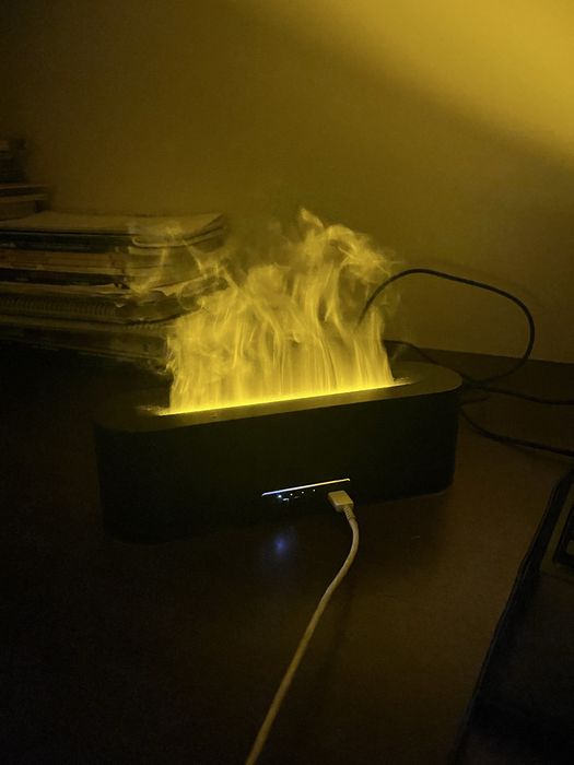 Difusor de Aromaterapia com chama e luzes LED de 7 cores