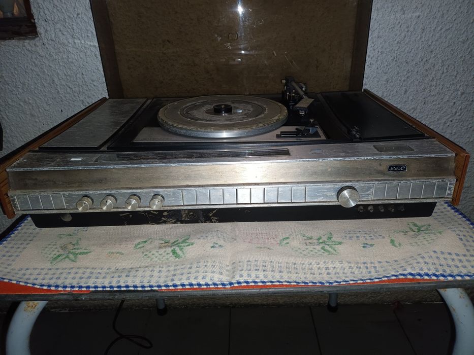 Gira discos garrard com amplificador