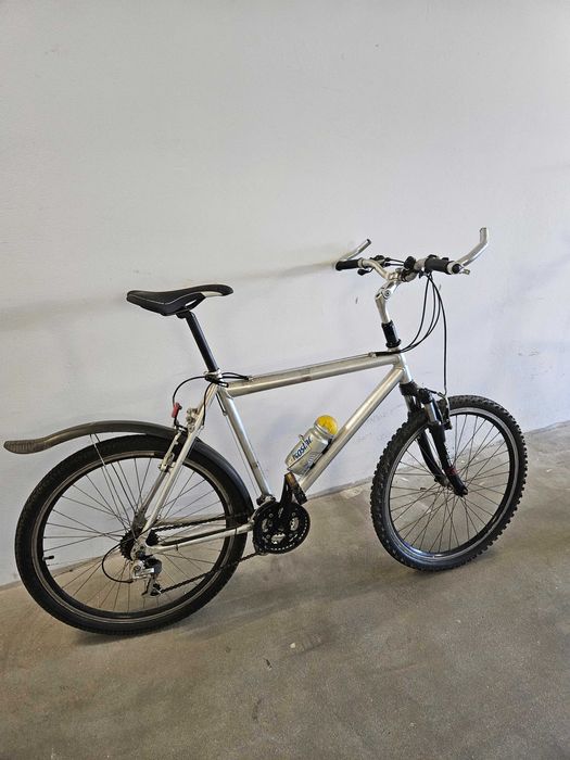 Rower górski aluminiowy, koła 26", osprzęt Shimano, wysoka kierownica.