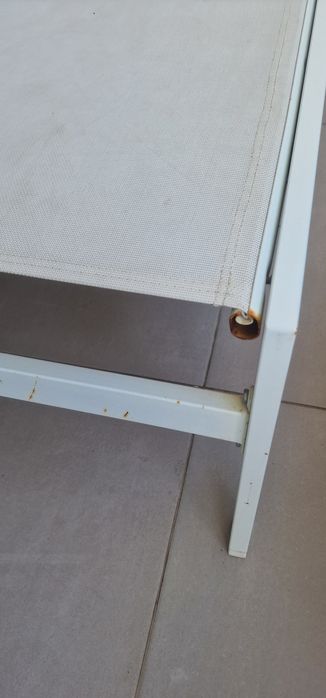 Espreguiçadeira de metal com encosto regulável
