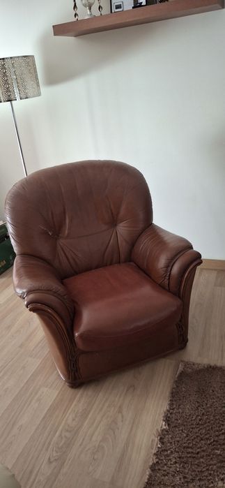 Poltrona/Maple em pele castanha