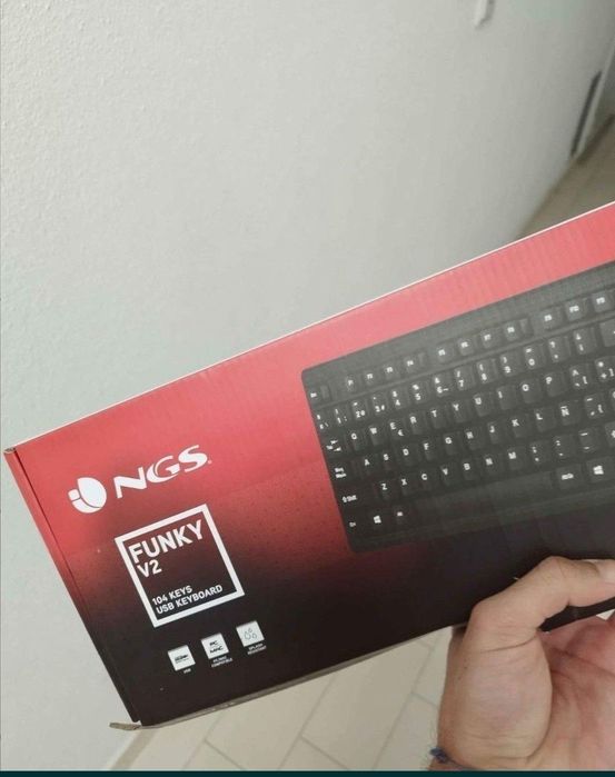 (2 Keyboards) with Mouse (Logitech) and Speakers
Only €1564752253806467120