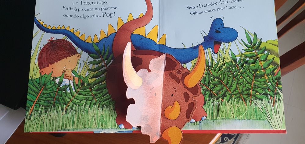 Livro "Harry e a caça ao Dinossauro" Civilização Editora com pop-ups