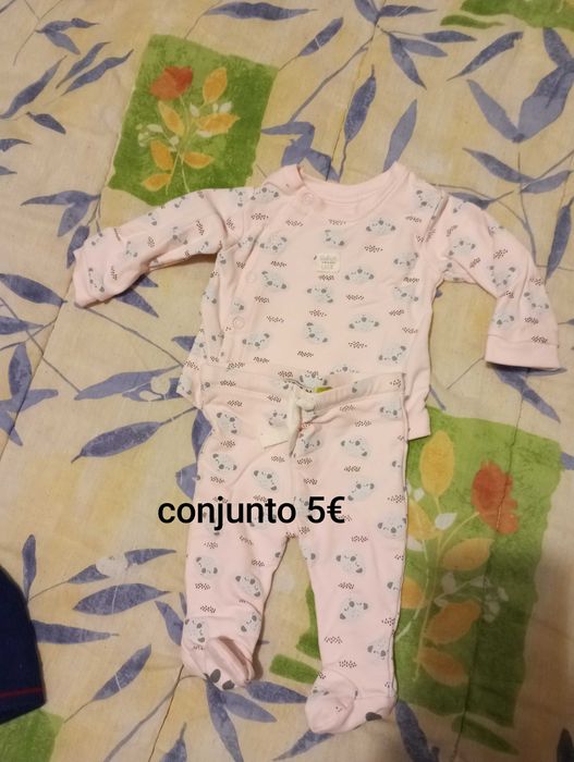 Vários artigos de bebé menina