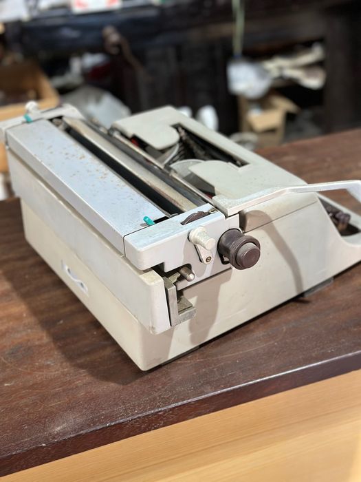 Máquina de Escrever Profissional Olivetti Linea 88