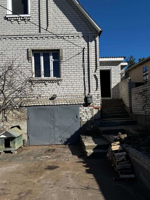 Будинок в пригороді з виходом до ставка