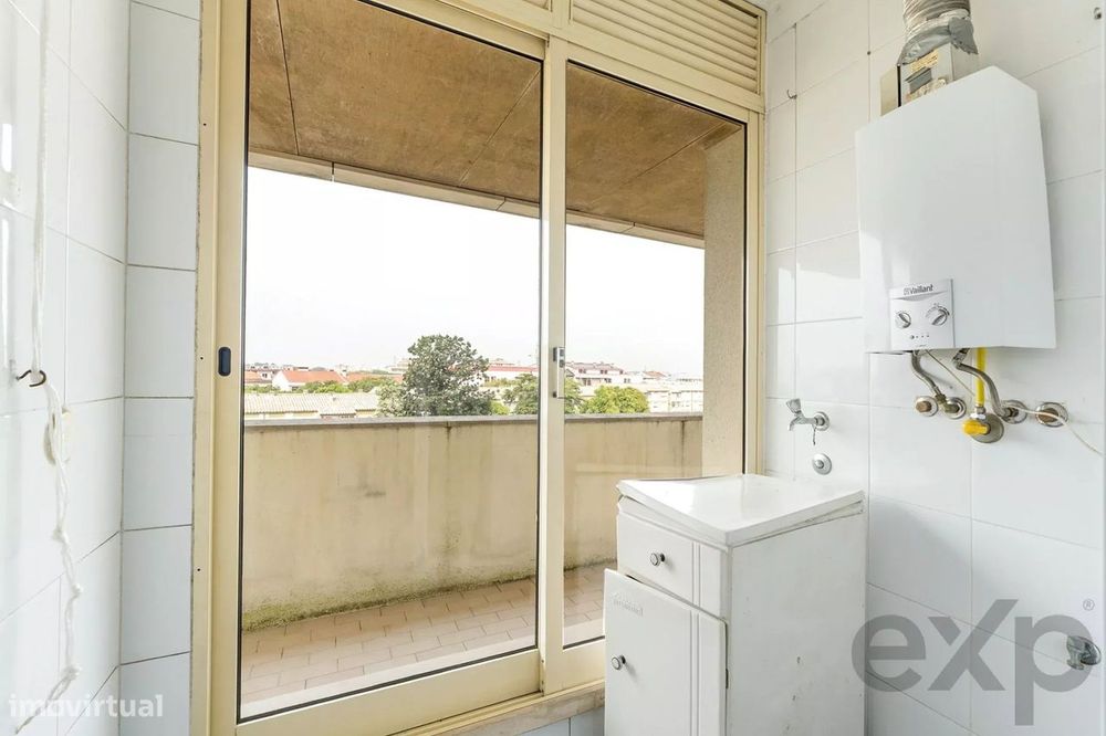 T1 no 4.º e último piso com elevador, varanda poente, garagem e vistas