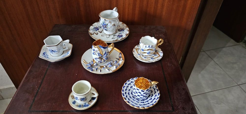 Conjunto de Chávenas de Porcelana, incluindo várias Limoges