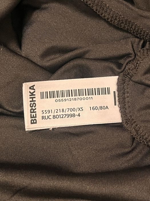 Коротка мереживна коричнева сукня з відкритими плечима від Bershka