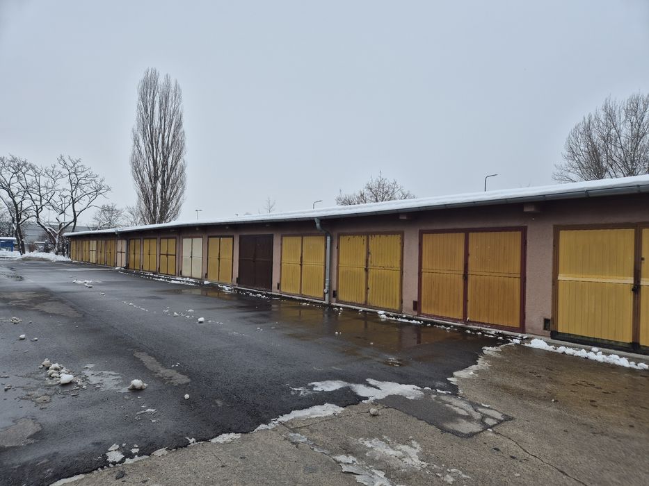 Rezerwacja: Garaż, os. 2 Pułku Lotniczego