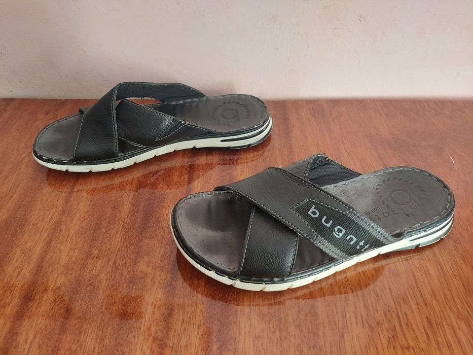 шлепанцы bugatti оригінал 

Стан хороший 

Шкіряні не важкі якісно зро