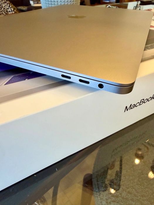 MacBook Pro 16” 2019 i9 2.4GHz / 32GB RAM / 1TB SSD / Radeon 5500M 8GB
