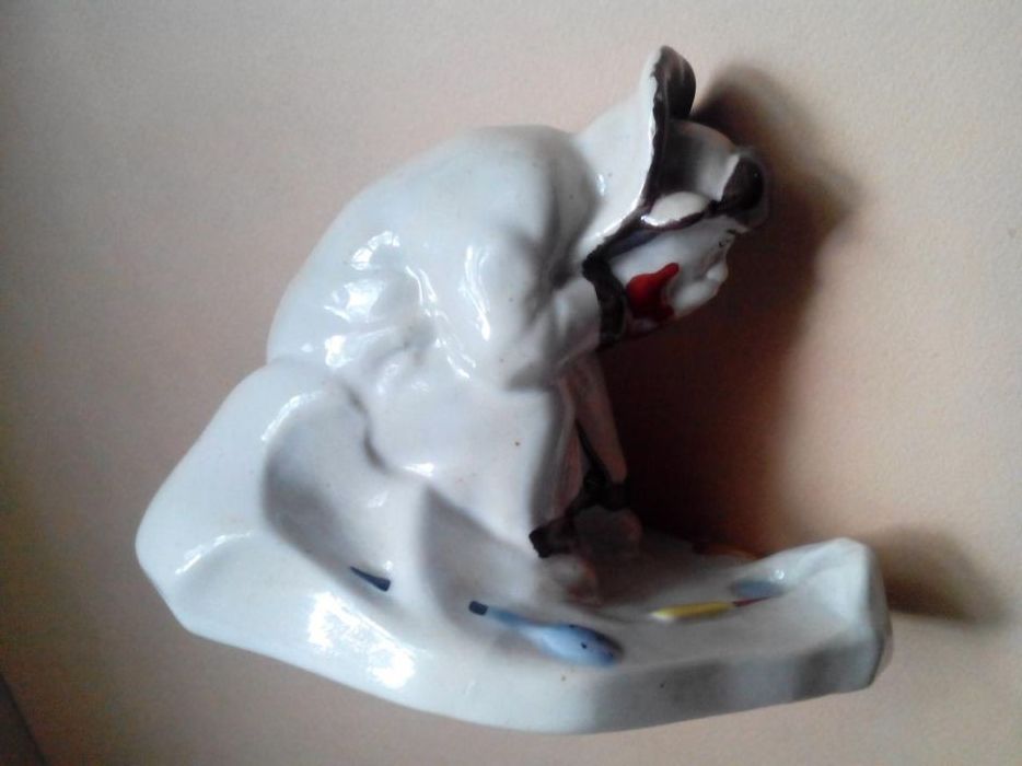 Зимняя рыбалка  скульптура фарфор 1966г. Сысерть СССР,