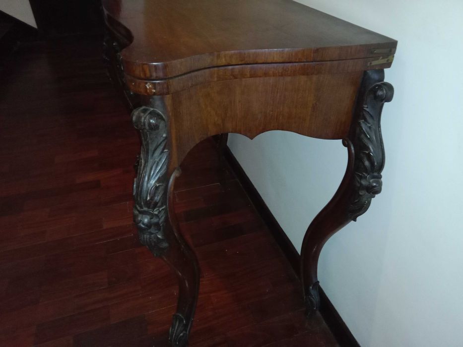 Mesa antiga de mogno