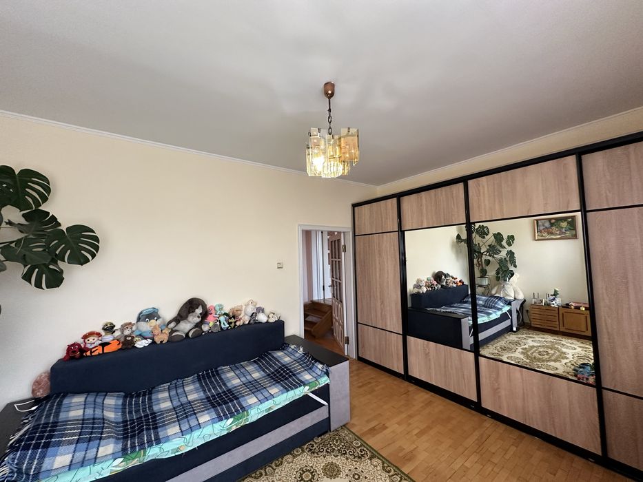 Продам особняк площею 220м2 та 12 соток землі у Підпечарах