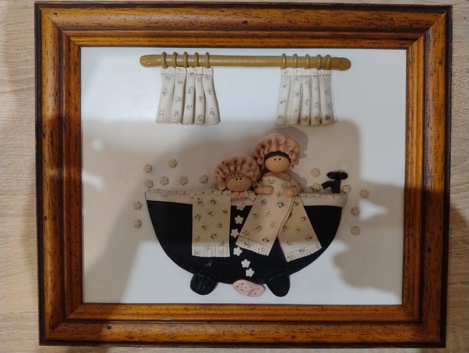 Кукла в деревянной рамке
