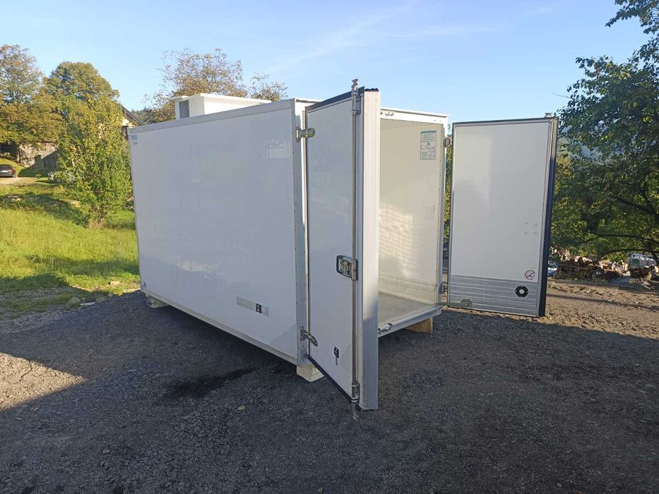 Komora chłodnicza zewnętrzna izotermiczna.