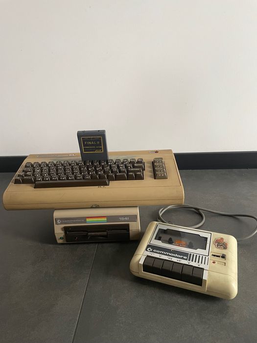 Commodore 64 zestaw stacja dysków 1541 magnetofon gra Final II