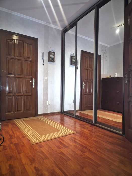 Укомплектована 3-кімнатна квартира в обжитому будинку.