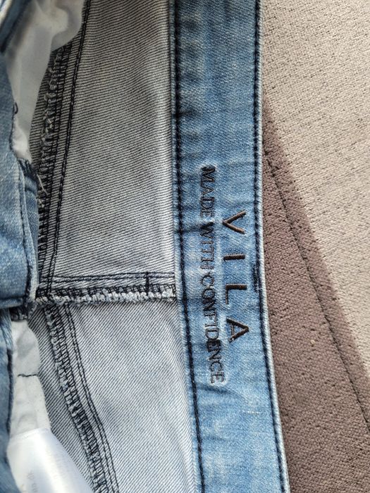 Jeansowe szorty zakonczone nitkami z kieszeniami r. 38 Vila