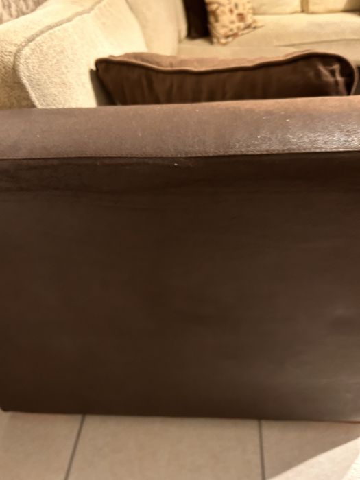 Sofá longo com almofadas