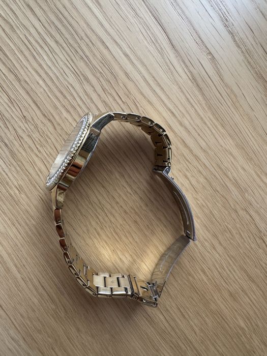 Zegarek damski Versus Versace kolor złoty z kamieniami na bransoletce