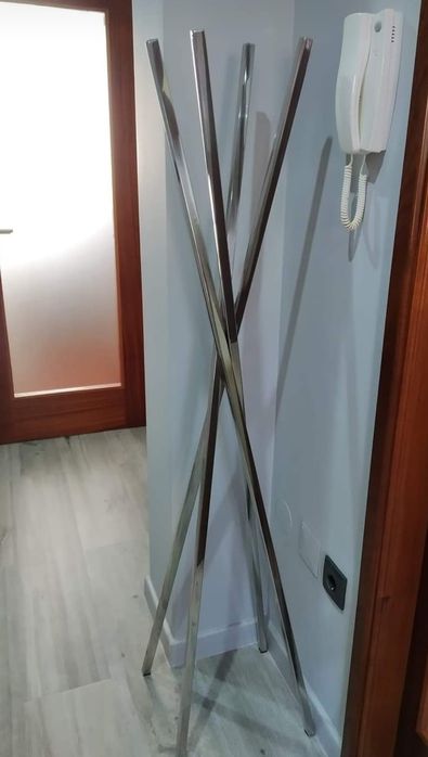 Vendo floreiras e plantas e cabides