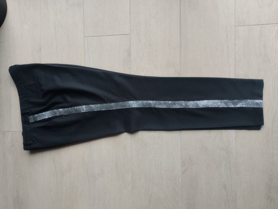 Mohito eleganckie czarne spodnie ze srebrnymi lampasami r. 42 L