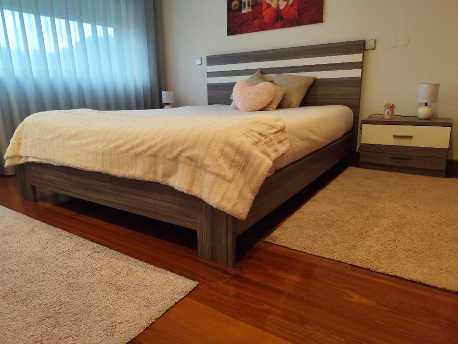 Cama + mesas de cabeceira