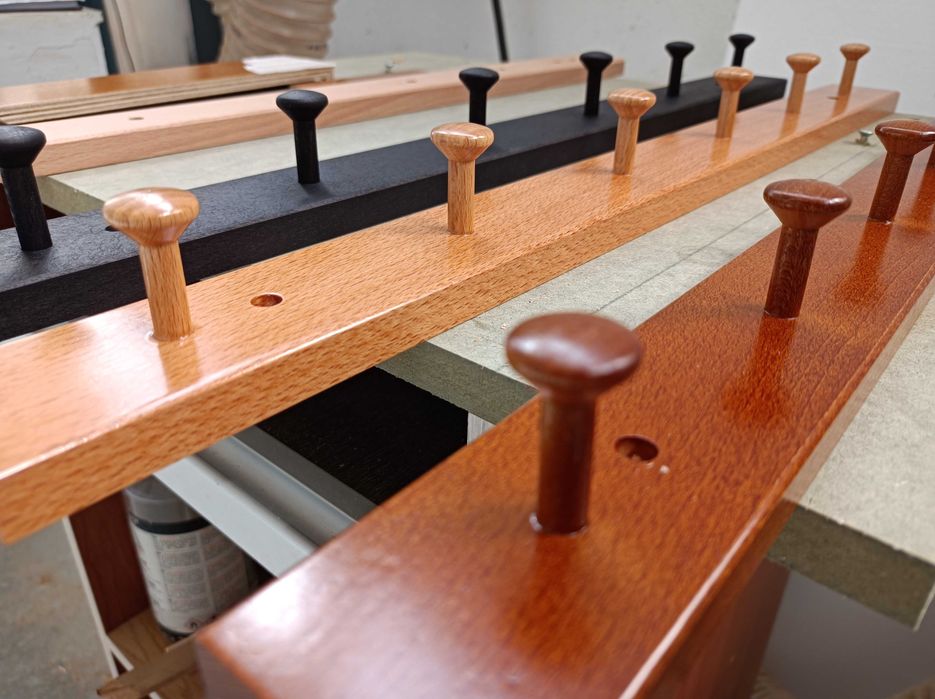 Cabides de parede em madeira