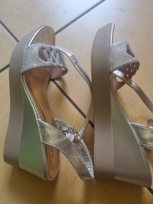 Piękne srebrne sandały