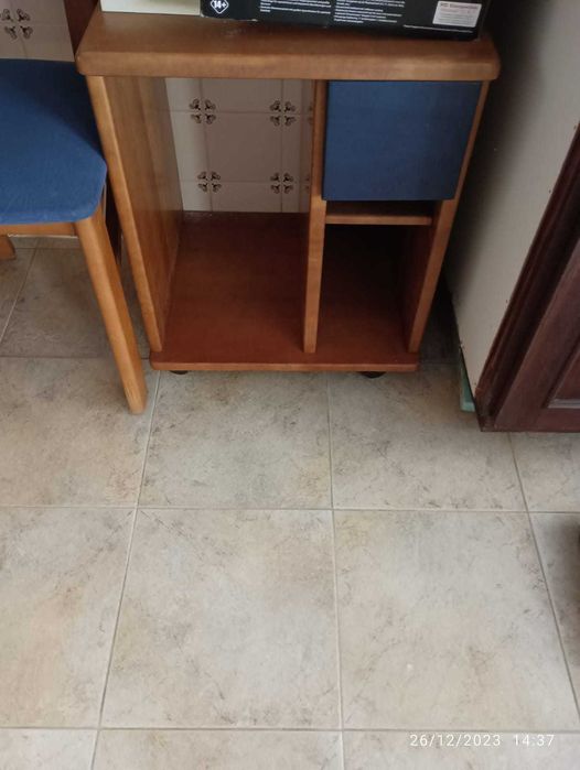 Vendo quarto em madeira composto por varios elementos